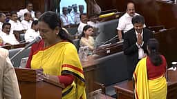 எம்எல்ஏவாகப் பதவியேற்ற பிரேமலதா விஜயகாந்த்! எழுந்து நின்று வாழ்த்திய விஜய்!
