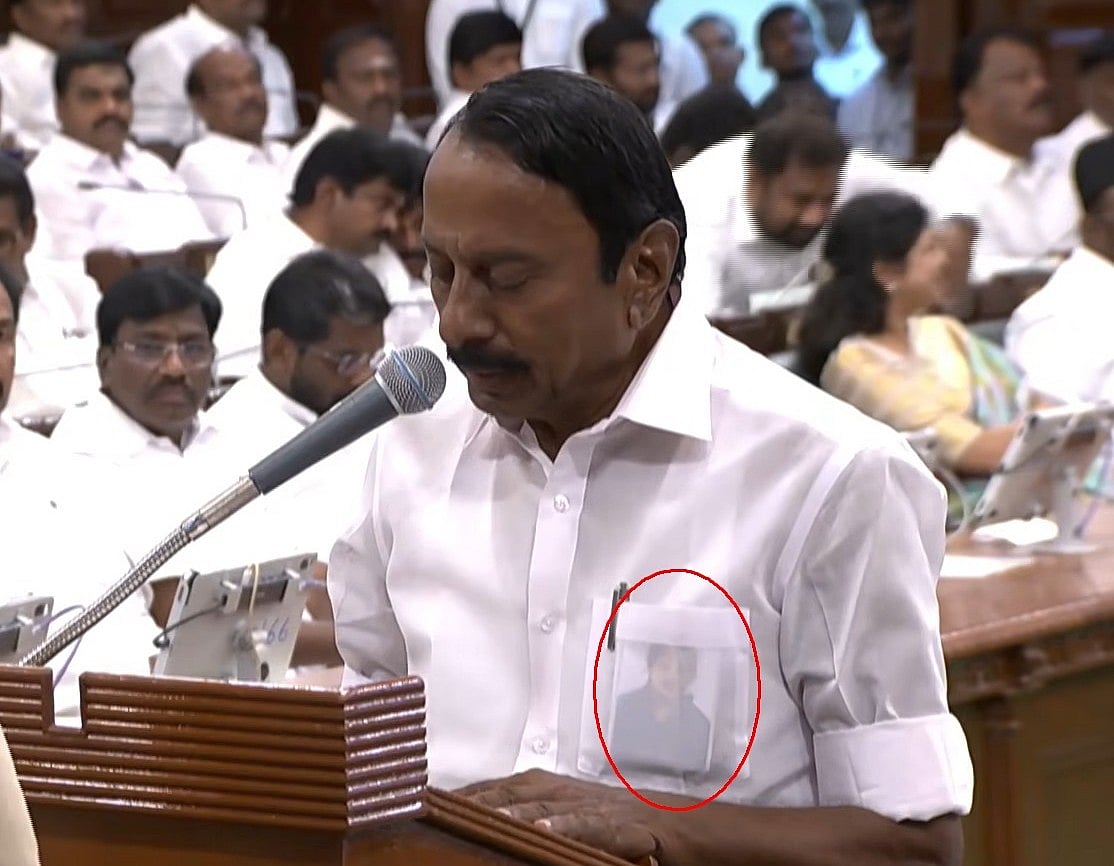 ஜெயலலிதா புகைப்படத்துடன் எம்எல்ஏவாகப் பொறுப்பேற்ற செங்கோட்டையன்!