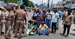 போலி ஆவணம் மூலம் பத்திரப்பதிவு செய்ய முயற்சி: பொதுமக்கள் சாலை மறியல்