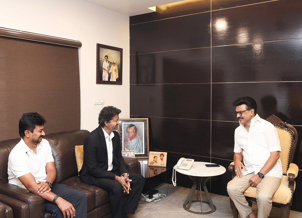 தமிழக முதல்வராகப் பொறுப்பேற்றுள்ள விஜய் இன்று சென்னை ஆழ்வார்பேட்டையில் உள்ள திமுக தலைவர் மு.க. ஸ்டாலினை மரியாதை நிமித்தமாக சந்தித்து வாழ்த்து பெற்றார். அருகில் எதிர்க்கட்சித் தலைவரும், திமுக இளைஞரணி செயலாளருமான உதயநிதி ஸ்டாலின்.