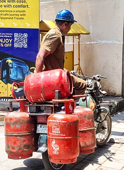 எல்பிஜி சிலிண்டர் விலை உயர்த்தப்பட்டதற்கு அரசியல் விலை கொடுக்க நேரிடும்: அரசுக்கு சரத் பவார் எச்சரிக்கை!