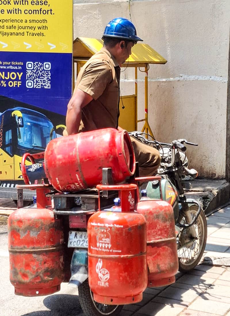 Over 1.26 crore LPG cylinders delivered in last 3 days: Govt