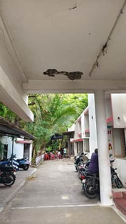 மேல்தளம் பெயா்ந்து காணப்படும் 
ராசிபுரம் அஞ்சல் அலுவலக கட்டடம்!