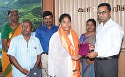 பிளஸ் 2 தோ்வில் சிறப்பிடம் பெற்ற அரசுப் பள்ளி மாணவி, தலைமையாசிரியா்களுக்கு ஆட்சியா் பாராட்டு