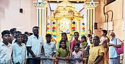 சிறுவாச்சூா் கோயிலில் தங்கத் தோ் இழுத்து தவெகவினா் வழிபாடு