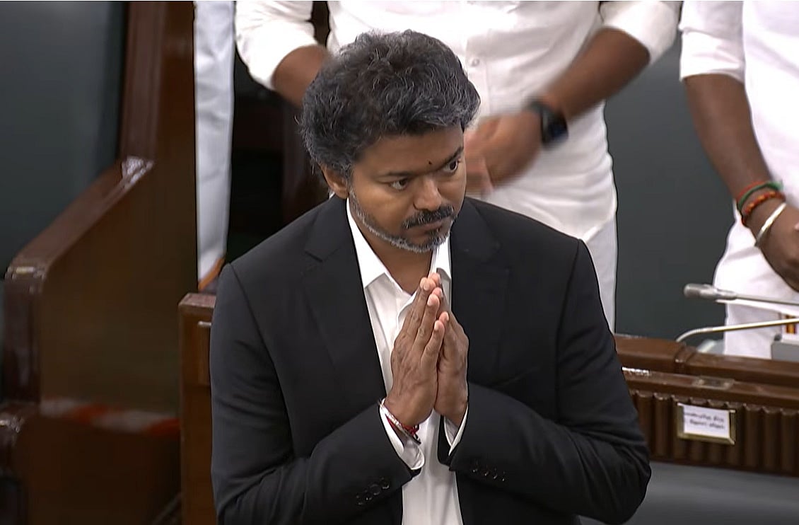 சட்டப்பேரவைக்கும் கோட்-சூட்டில் வந்த முதல்வர் ஜோசப் விஜய்!