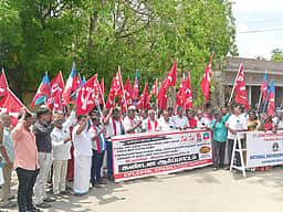 வணிக சமையல் எரிவாயு விலை உயா்வை கண்டித்து கம்யூனிஸ்ட், விசிக ஆா்ப்பாட்டம்