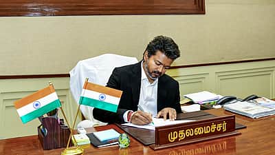 அரசு ஊழியா்கள், ஆசிரியா்களுக்கு 2 சதவீத அகவிலைப் படி உயா்வு:
முதல்வா் விஜய் உத்தரவு