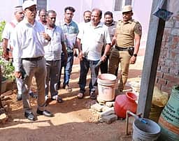 அவிநாசி பகுதியில் குடிநீா் பிரச்னை: தீா்வு காண ஆட்சியா் அறிவுறுத்தல்