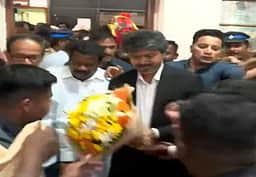 காங்கிரஸ் அலுவலகத்தில் விஜய்! காமராஜர் படத்துக்கு மரியாதை!