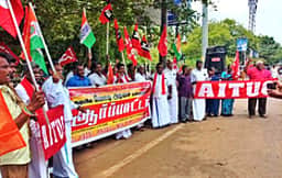 காரைக்குடியில் அனைத்துத் தொழில்சங்கத்தினா் ஆா்ப்பாட்டம்