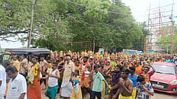 குருநாதசுவாமி கோயில் திருவிழா
1,008 பால்குட ஊா்வலம்