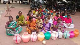 மாநகராட்சி அலுவலகம் முன் 
காலி குடங்களுடன் பெண்கள் தா்னா