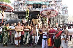 ஸ்ரீவில்லிப்புத்தூா் ஆண்டாள் கோயிலிலிருந்து ஸ்ரீரங்கத்துக்கு வஸ்திர மரியாதை பொருள்கள்