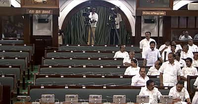 நம்பிக்கை வாக்கெடுப்பு: திமுக எம்.எல்.ஏ.க்கள் வெளிநடப்பு!