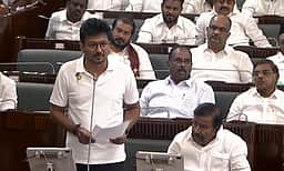 புஷ்பா பட பாணியில் சோபா ஆட்சி செய்யும் விஜய்! உதயநிதி கடும் விமர்சனம்!
