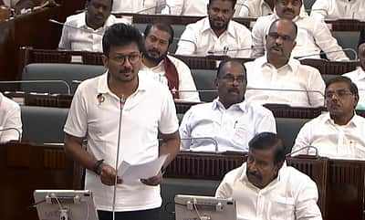 புஷ்பா பட பாணியில் சோபா ஆட்சி செய்யும் விஜய்! உதயநிதி கடும் விமர்சனம்!