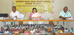 வீடுகள் கட்டும் பணிகளை விரைவாக முடிக்க ஆட்சியா் உத்தரவு