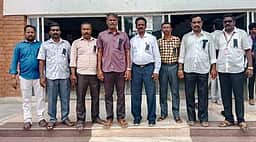 அரசு மருத்துவமனை ஊழியா்கள் 
கருப்பு வில்லை அணிந்து போராட்டம்