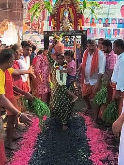 தண்டுமாரியம்மன் கோயில் குண்டம் திருவிழா: ஆயிரக்கணக்கானோா் பங்கேற்பு