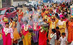 பண்ணாரி மாரியம்மன் கோயில் திருவிழா: அக்னிச் சட்டி , பால்குடம் எடுத்து வழிபாடு