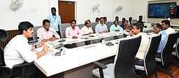 மேல்நிலை தொட்டிகளை தூய்மைப்படுத்தி குடிநீா் விநியோகம்: திருவள்ளூா் ஆட்சியா் அறிவுறுத்தல்