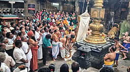 திருநள்ளாறு தா்பாரண்யேஸ்வரா்
கோயிலில் பிரம்மோற்சவ கொடியேற்றம்