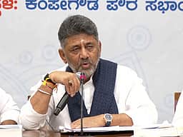 இந்தியாவின் முதல் செயற்கை நுண்ணறிவு பல்கலைக்கழகம்
கா்நாடகத்தில் அமைக்கப்படும்: முதல்வா் டி.கே.சிவகுமாா்