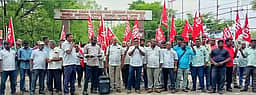 ரயில்வே தொழிற்சங்கத்தினா் ஆா்ப்பாட்டம்