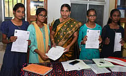 பள்ளிகளில் 10 ஆம் வகுப்பு 
தற்காலிக மதிப்பெண் சான்றிதழ் விநியோகம்!