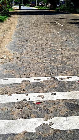 பழனி அருகே சாலையில் கிடக்கும் களி மண்ணை அகற்ற வலியுறுத்தல்