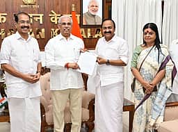 கேரளத்தில் ஆட்சி அமைக்க வி.டி. சதீசனுக்கு அழைப்பு விடுத்தார் ஆளுநர் அர்லேகர்!
