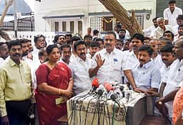 சசிகலா, டி.டி.வி. தினகரனை அதிமுகவில் மீண்டும் இணைக்க வேண்டும் - எஸ்.பி.வேலுமணி