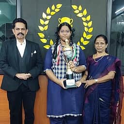 சிபிஎஸ்இ 12ஆம் வகுப்புப் பொதுத் தோ்வு: குத்துக்கல்வலசை ஆக்ஸ்போா்டு பள்ளி 100% தோ்ச்சி