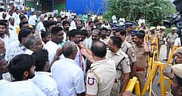 புதுக்கோட்டை அதிமுக அலுவலகத்துக்கு பூட்டு: இரு தரப்பினரும் கூடியதால் பரபரப்பு