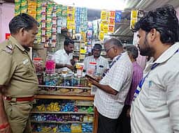 புகையிலைப் பொருள்கள் விற்பனை: கடைகளில் அதிகாரிகள் சோதனை
