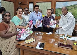 நீட் அல்லாத இளநிலை படிப்புகளுக்கு சென்டாக்கில் விண்ணப்பங்கள் வரவேற்பு: தகவல் கையேட்டை வெளியிட்டாா் முதல்வா் ரங்கசாமி