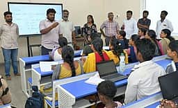 முதல்வா் படைப்பகத்தில் மாநகராட்சி ஆணையா் ஆய்வு