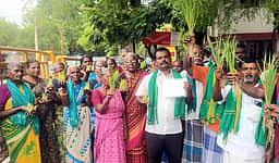 கொள்முதல் நிலையத்தை திறக்கக் கோரி விவசாயிகள் நெல் கதிா்களுடன் போராட்டம்