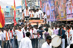 கிருஷ்ணகிரி எம்எல்ஏவுக்கு தவெகவினா் வரவேற்பு