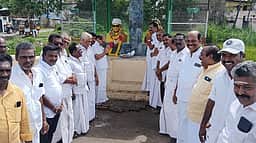 அதிமுகவில் புதிய மாவட்டச் செயலா்; தலைவா்கள் சிலைக்கு மரியாதை