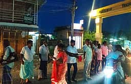 ரயில், பேருந்து நிலையங்கள் அருகிலிருந்த மதுக் கடைகள் மூடல்: பட்டாசு வெடித்து மக்கள் வரவேற்பு