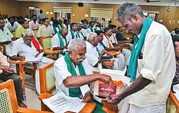 கா்நாடகத்திடமிருந்து காவிரி நீா் பெற நடவடிக்கை குறைதீா் கூட்டத்தில் விவசாயிகள் வலியுறுத்தல்