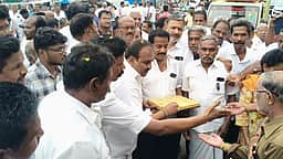 எடப்பாடி அணி மாவட்ட செயலா் ராசிபுரம் எம்ஜிஆா் சிலைக்கு மரியாதை