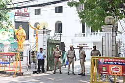 அதிமுக தலைமை அலுவலகத்துக்கு பலத்த போலீஸ் பாதுகாப்பு