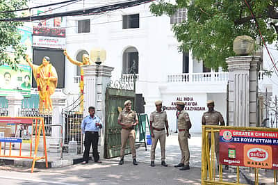 அதிமுக தலைமை அலுவலகத்துக்கு பலத்த போலீஸ் பாதுகாப்பு
