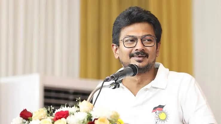 கவர்ச்சி மக்களுடைய கஷ்டத்தைப் போக்காது: உதயநிதி ஸ்டாலின்