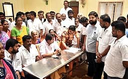 ஈரோட்டில் அதிமுக அலுவலகத்துக்கு புதிய மாவட்டச் செயலாளா் பூட்டு போட்டதால் பரபரப்பு
