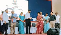 வீரபாண்டி அரசு மாதிரி பள்ளிக்கு மாவட்ட ஆட்சியா் பாராட்டு சான்றிதழ்