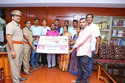 இறந்த காவலரின் குடும்பத்துக்கு 
ரூ. 26 லட்சம் நிதியுதவி வழங்கிய காவலா் நண்பா்கள் குழு